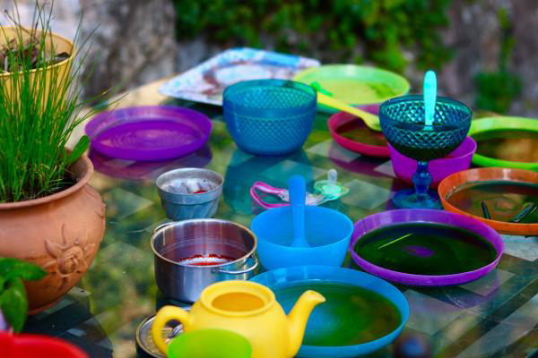 Table full of child friendly paint palettes 