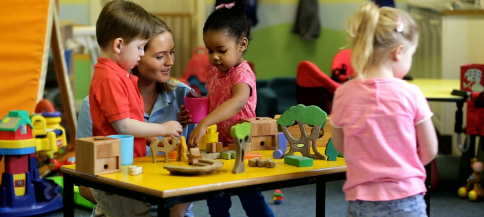 Children in EY setting with a learning practitioner 