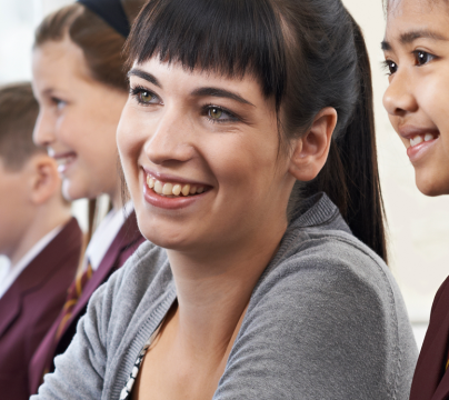 Teacher with pupil in front of monitor 
