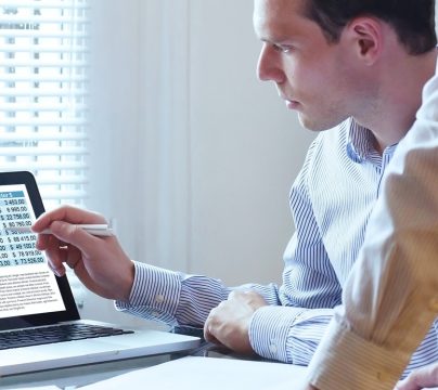 3 people grouped around a computer